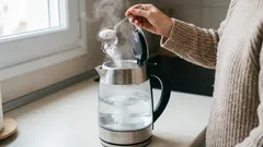 Au lieu du vinaigre et du bicarbonate de soude, j'ajoute cette poudre bon marché. Le calcaire disparaît de la bouilloire comme par magie.